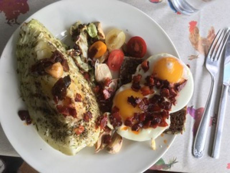 Spidskål grillet, med spejlæg til
