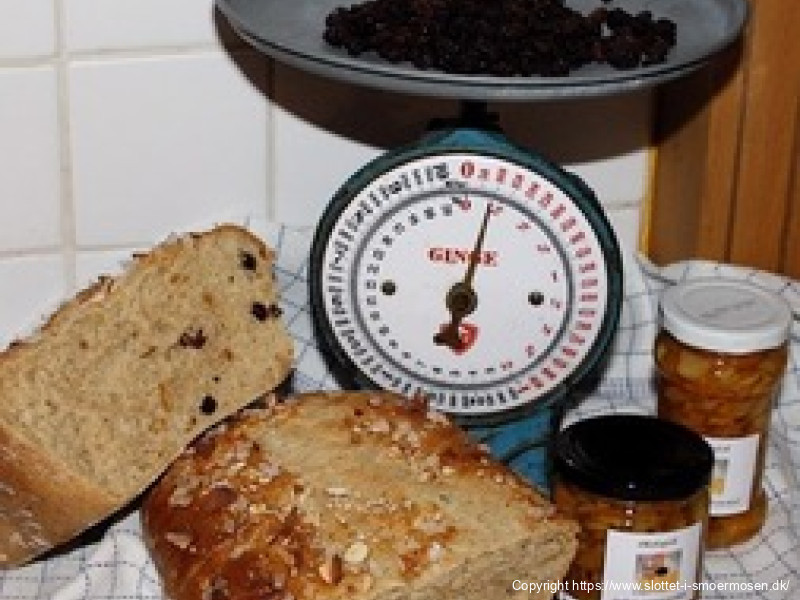 Rosinbrød "med let surdej"