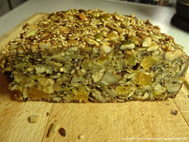 Kernebrød med nødder og frugt