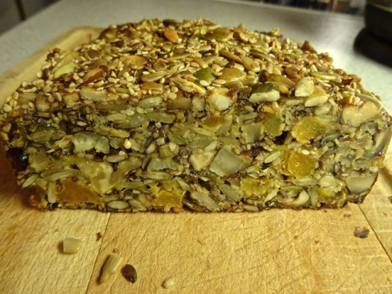 Kernebrød med nødder og frugt