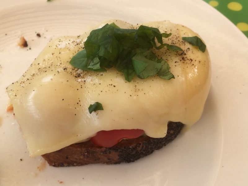 Tomat på brød med hvidløg