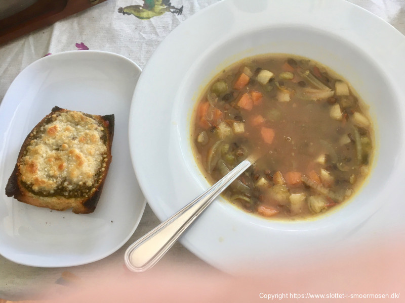 Linsesuppe med pesto/ostebrød