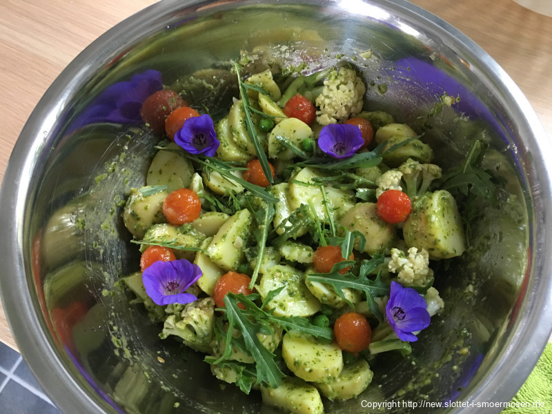 Kartoffelsalat med basilikumpesto